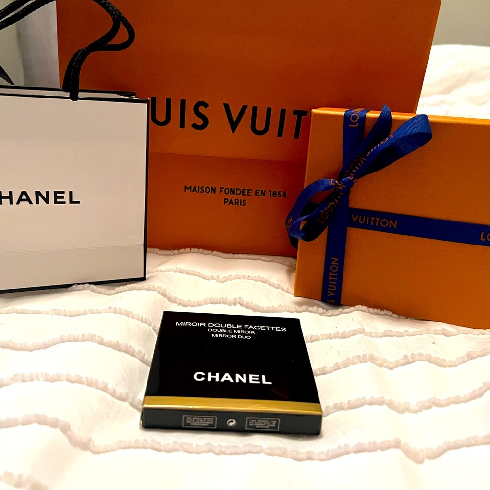 Chanel BNIB- Double Mirror Black Compact- great gift !